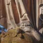 Vjerski simbol kršćanstva: Djevica Marija stoji nogom na zmiji kao simbolu pobjede dobra nad zlom. Fragment antičkog kipa.