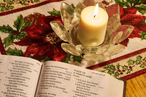 Molitva priprave za Božić: put srca prema Utjelovljenju white pillar candle on clear glass holder