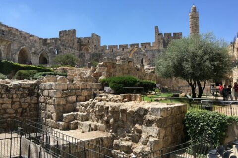 Božić u Svetoj zemlji: 40.000 kršćanskih hodočasnika stiže u Izrael a group of people walking around a stone building
