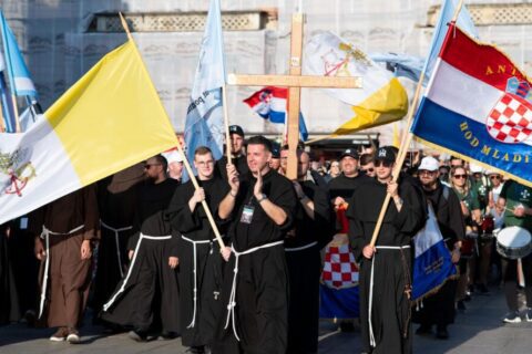 Zagreb: Antunovski hod mladih na Trgu bana Josipa Jelačića