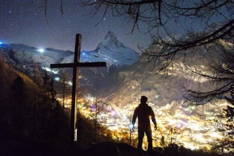 Sotona nije svemoćan: 7 stvari koje nikada ne može učiniti man standing near cross during night