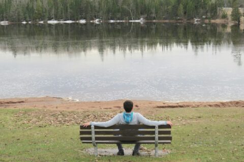 Kada ne znaš što učiniti: ovako molitva vodi do prave odluke woman sitting on bench near lake during daytime