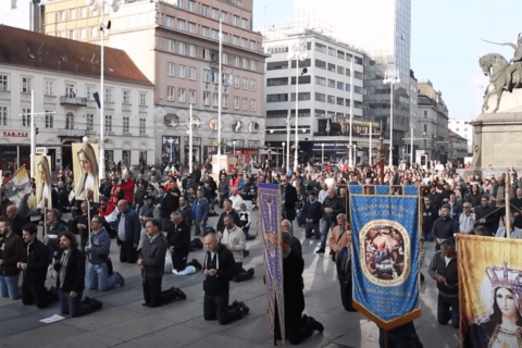 Muškarci mole krunicu na 30 lokacija diljem Hrvatske krunica-trg-zagreb