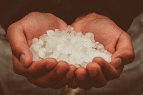 Vi ste sol zemlje: snažna Isusova opomena Crkvi i vjernicima photograph of person holding snow ices