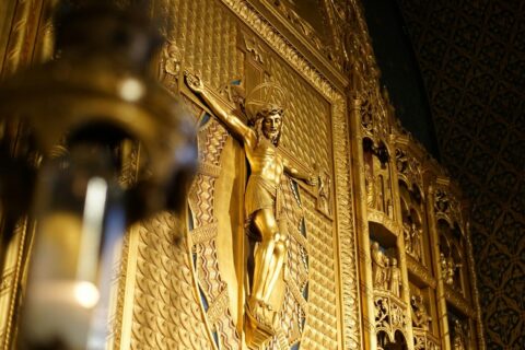 Molitva pred Raspetim koja otvara vrata milosrđa gold angel statue in a room