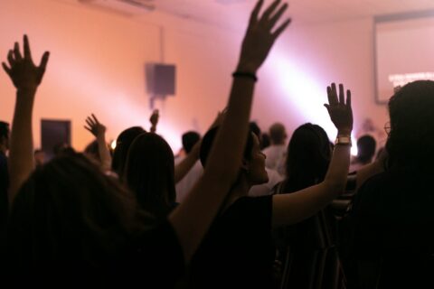 CHARIS okuplja svijet u 24 sata molitve za mir people raising their hands in front of people raising their hands