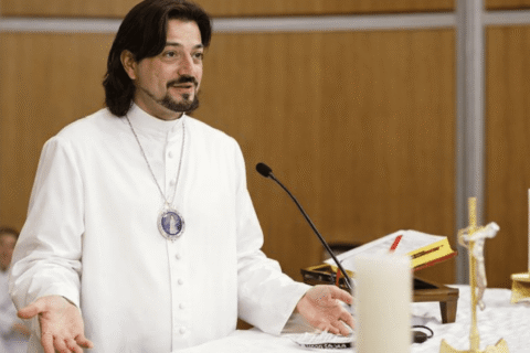 Vlč. Zlatko Sudac propovijeda za oltarom tijekom svete mise