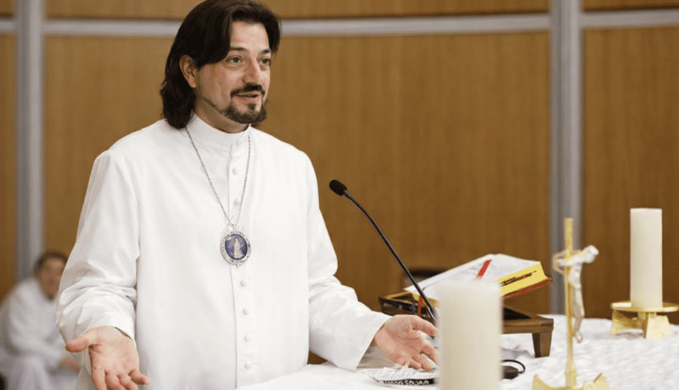 Vlč. Zlatko Sudac propovijeda za oltarom tijekom svete mise