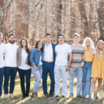 velika obitelj na okupu u prirodi