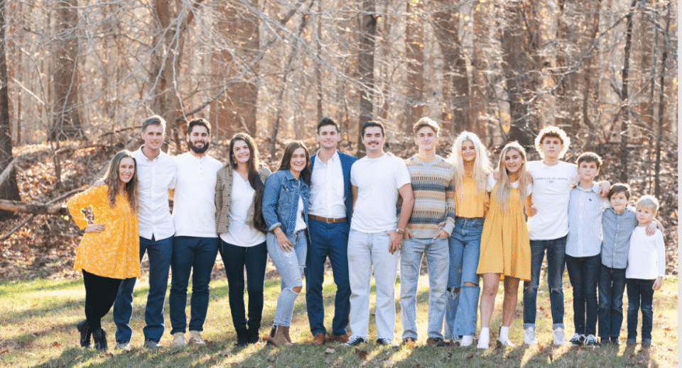 velika obitelj na okupu u prirodi