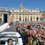 Papa pozdravlja i blagoslivlja mnoštvo vjernika na Trgu svetog Petra