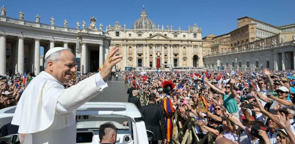 Papa pozdravlja i blagoslivlja mnoštvo vjernika na Trgu svetog Petra