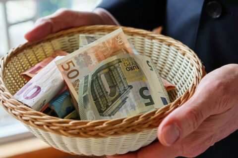 Svećenici upozorili vjernike: ovo ne stavljajte u milodar a person holding a basket full of money