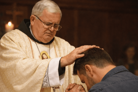 Fra Smiljan Kožul upozorava: Ovo može biti opasno u molitvi Fra Smiljan Kožul u molitvi s podignutim rukama