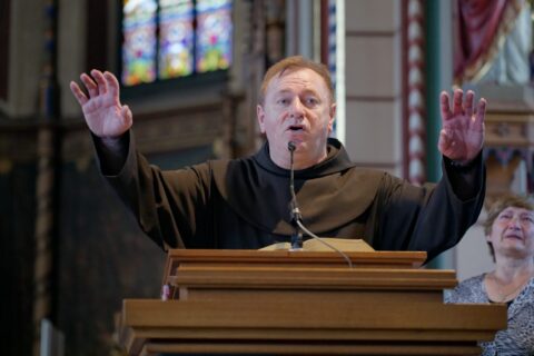 Fra Ivo Pavić otkriva zašto mladi nakon krizme napuštaju Crkvu fra Ivo Pavić propovijeda u crkvi