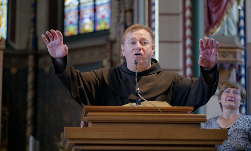 fra Ivo Pavić propovijeda u crkvi