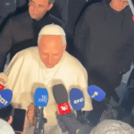 Papa daje izjavu novinarima uoči Uskrsa i poziva na mir u svijetu