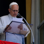 Papa govori s balkona Vatikana tijekom molitve i obraćanja vjernicima