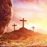 Prazan grob Isusa Krista i svjetlo uskrsnuća s križevima u daljini