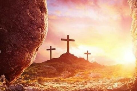 Prazan grob Isusa Krista i svjetlo uskrsnuća s križevima u daljini