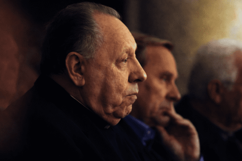 Svećenici i egzorcisti u molitvi, ozbiljna atmosfera koja prikazuje duhovnu borbu i stanje u svijetu