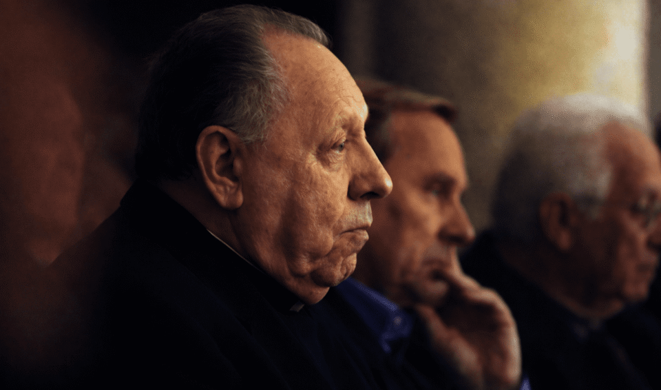 Svećenici i egzorcisti u molitvi, ozbiljna atmosfera koja prikazuje duhovnu borbu i stanje u svijetu