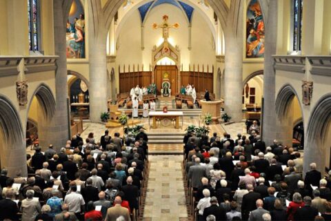 Vjernici na svetoj Misi u crkvi okupljeni oko oltara i Euharistije