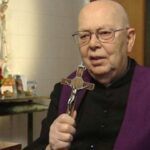 Don Gabriel Amorth drži križ tijekom molitve egzorcizma