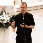 Don Josip Radić tijekom propovijedi u crkvi govori o vjeri i obraćenju.