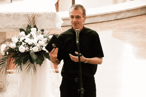 Don Josip Radić tijekom propovijedi u crkvi govori o vjeri i obraćenju.