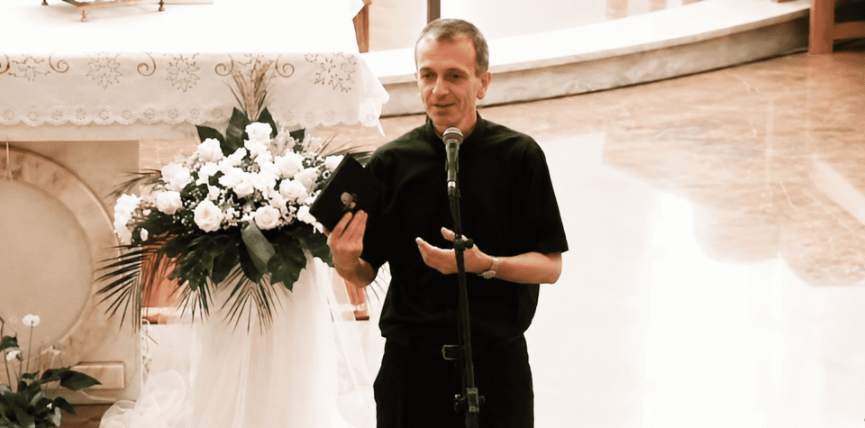 Don Josip Radić tijekom propovijedi u crkvi govori o vjeri i obraćenju.