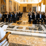 Papa Lav XIV. govori pred okupljenima u dvorani