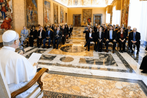 Papa Lav XIV. govori pred okupljenima u dvorani