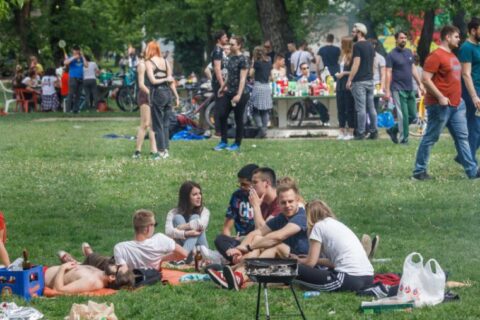 Ljudi se druže u parku uz roštilj povodom Prvog maja