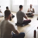 Osoba meditira uz tamnu pozadinu