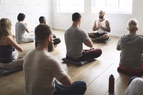 Osoba meditira uz tamnu pozadinu