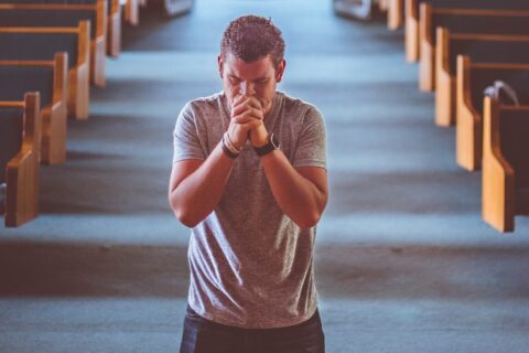 Molitva za novi radni dan: Predaj sve Bogu već ujutro man standing near altar praying