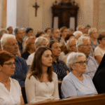Vjernici sjede u crkvenim klupama tijekom svete mise i pažljivo slušaju propovijed u ozračju molitve i sabranosti.