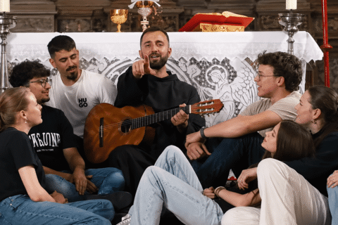 Fra Pavle Ivić pjesmom "Ne boj se" oduševio tisuće vjernika d4f603dd-0146-46d5-97ec-6a14dd79ee80
