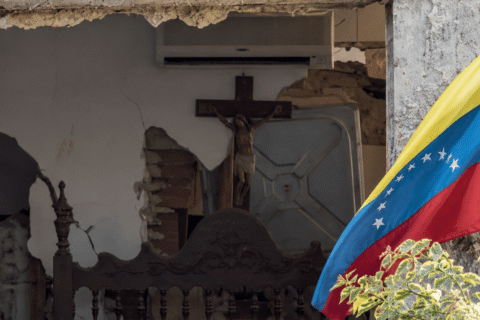 Raspelo ostalo među ruševinama nakon potresa u Venezueli e51476ad-a770-4aa9-b66f-f0f178dd737c