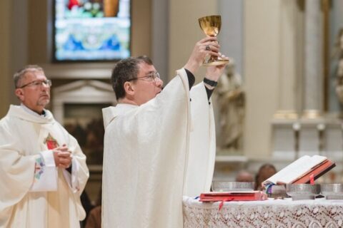 Zašto je sveta Misa dragocjenija od svakog zemaljskog bogatstva? Priest holding chalice during religious ceremony