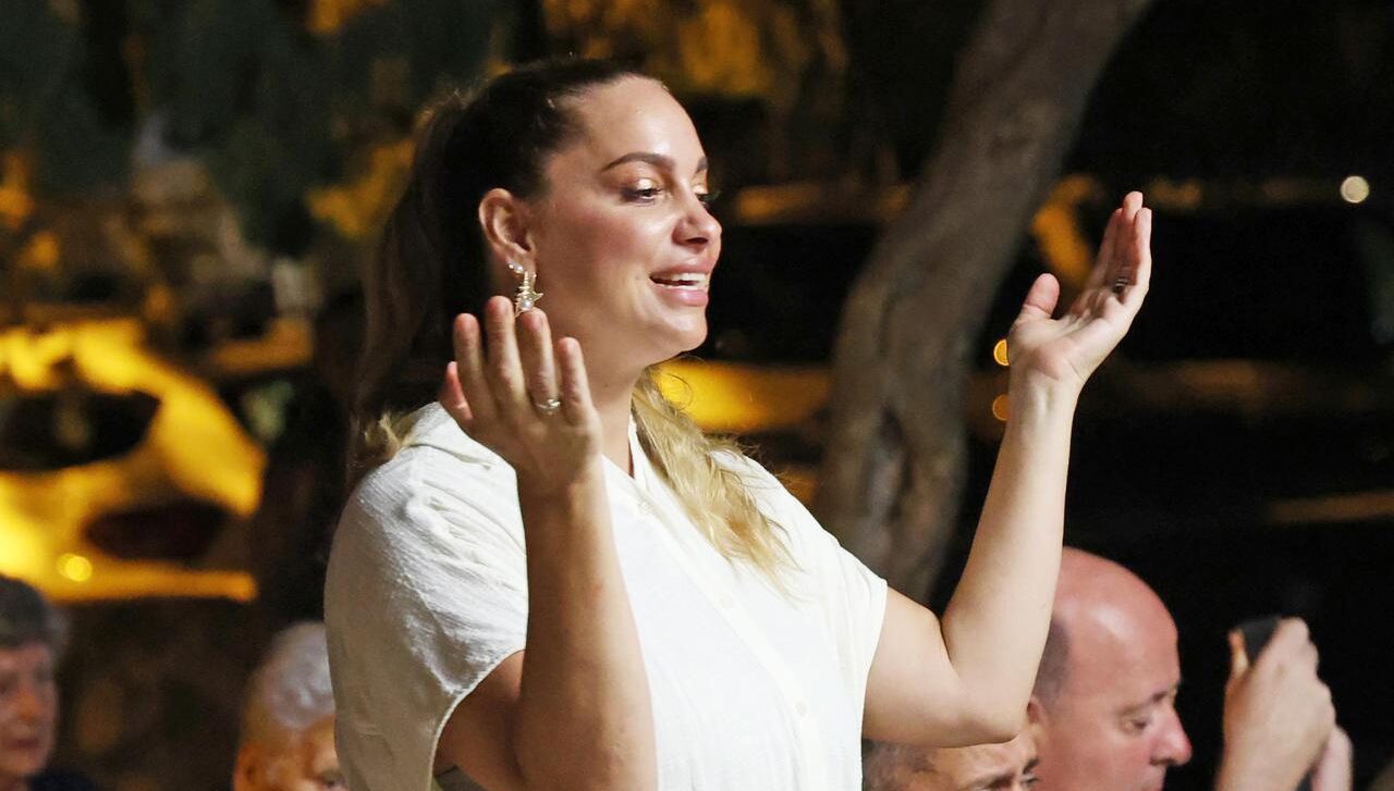 FOTO Simona Mijoković objavila fotku s pokojnim fra Zvjezdanom Linićem: 'Moj prvi duhovniče' - Večernji.hr