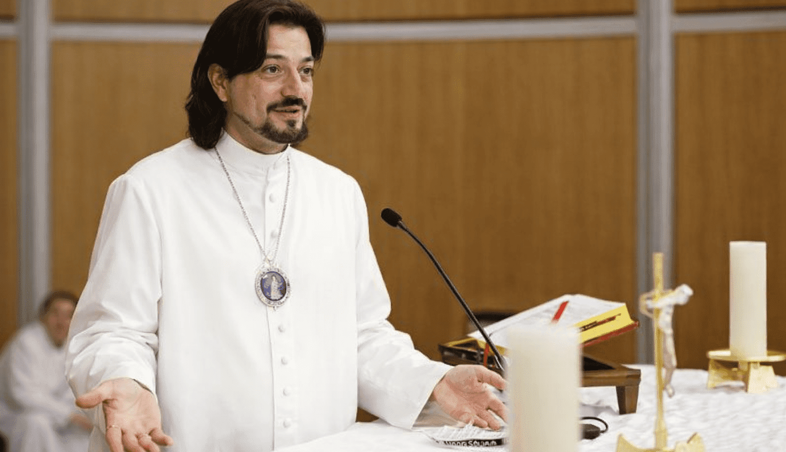 Vlč. Zlatko Sudac propovijeda za oltarom tijekom svete mise