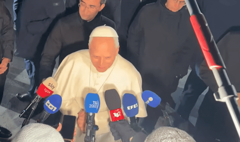 Papa daje izjavu novinarima uoči Uskrsa i poziva na mir u svijetu